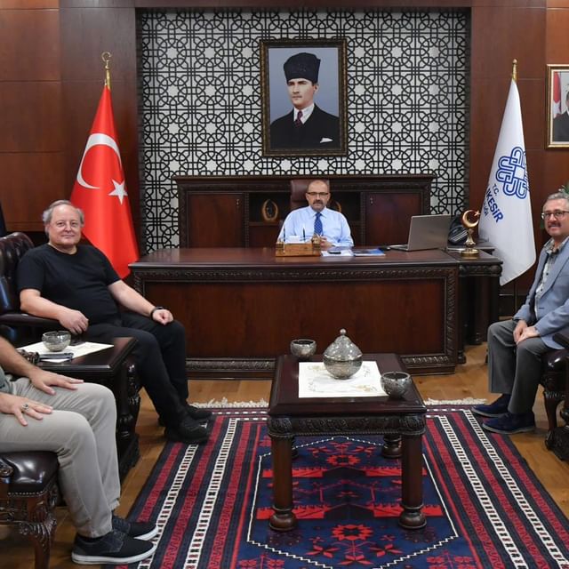 
    Türk Kızılay Yetkilileri Balıkesir Valisi'ni Ziyaret Etti
  