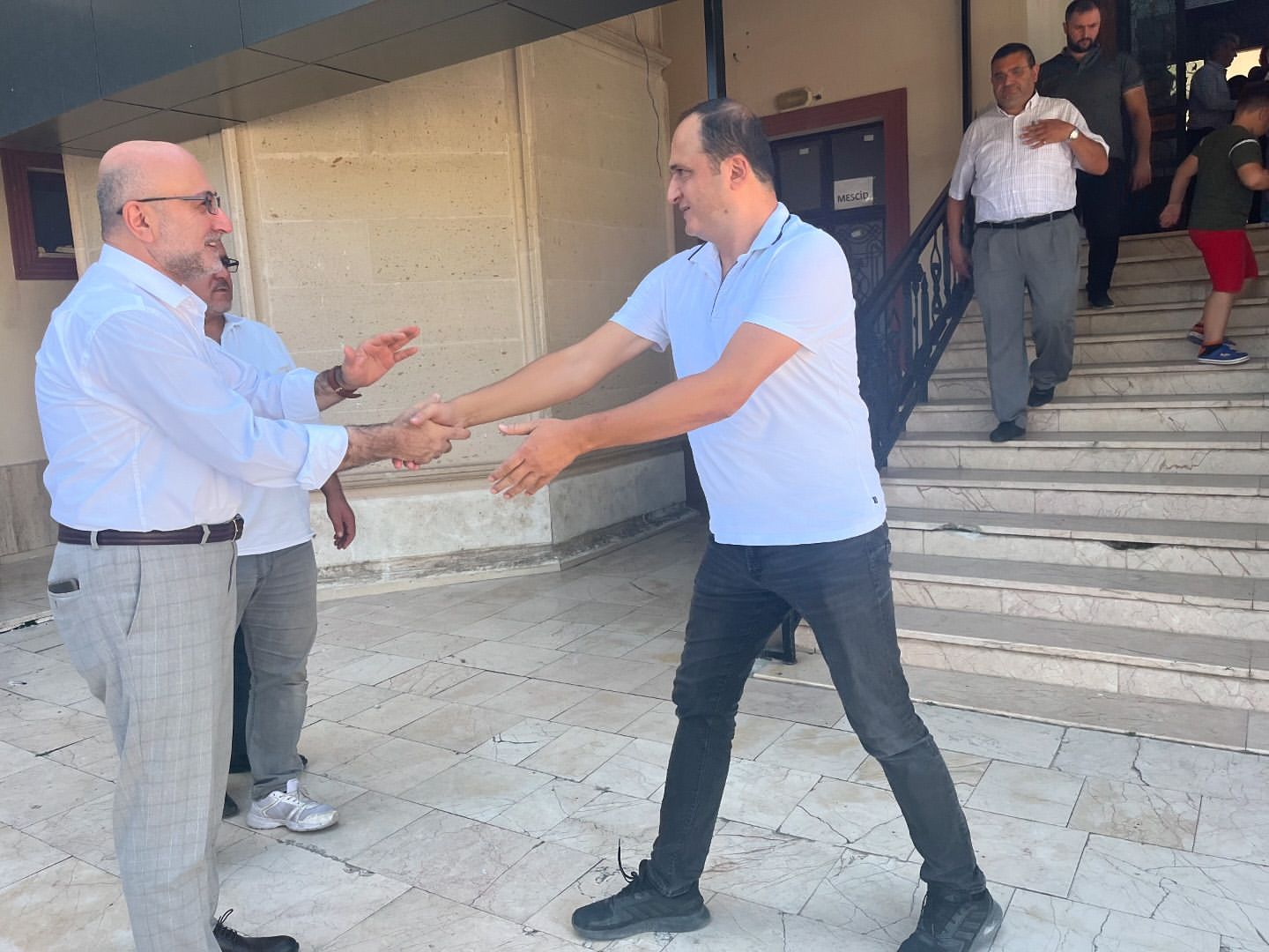 AK Parti İl Başkanı Turgay Şahin, Bayraktepe Camii'nde Cuma Namazı ve Esnaf Ziyaretinde Bulundu