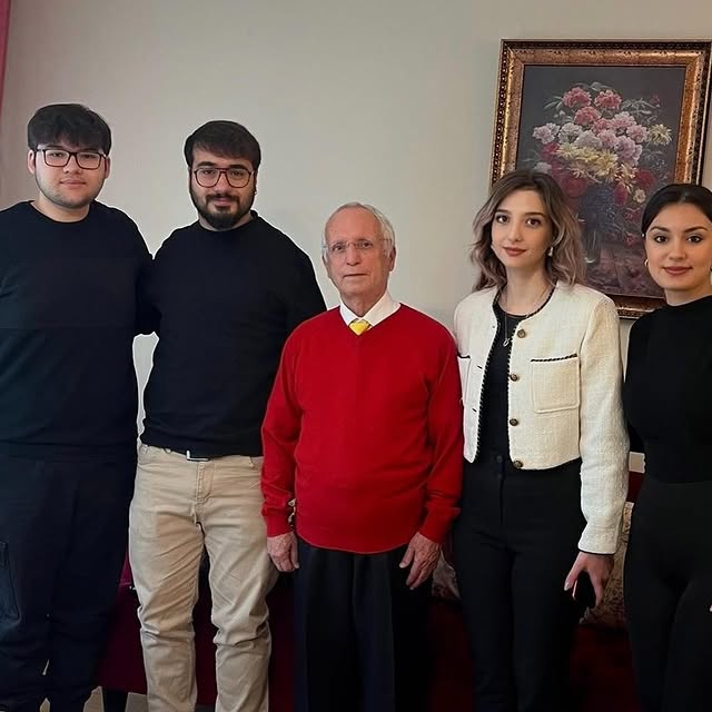Balıkesir Kent Konseyi Gençlik Meclisi, Tamer Çallıoğlu'nu Öğretmenler Günü'nde ziyaret etti