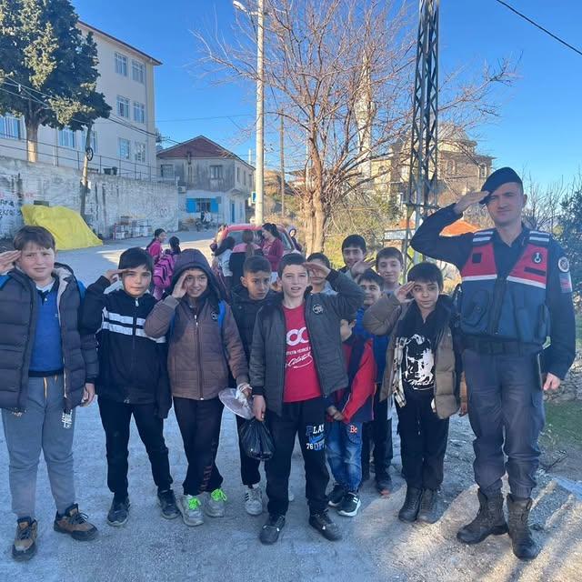 Aydın İl Jandarma Komutanlığı, Okullarda Öğrenci Güvenliğini Sağlıyor