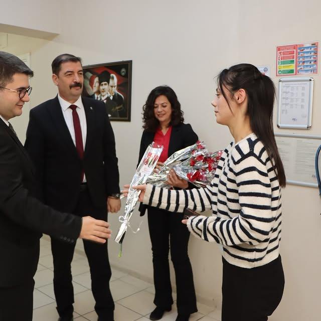 Kula'da 8 Mart Dünya Kadınlar Günü Kutlamaları: Farkındalık Ziyaretleri ve Karanfil Dağıtımı