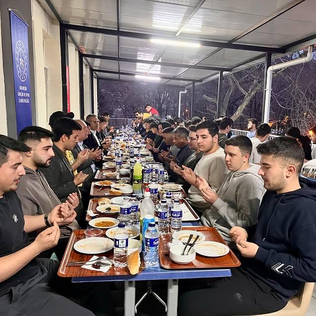 Dursunbey'de Kaymakam ve Belediye Başkanı, KYK Yurdunda Öğrencilerle İftar Yaptı