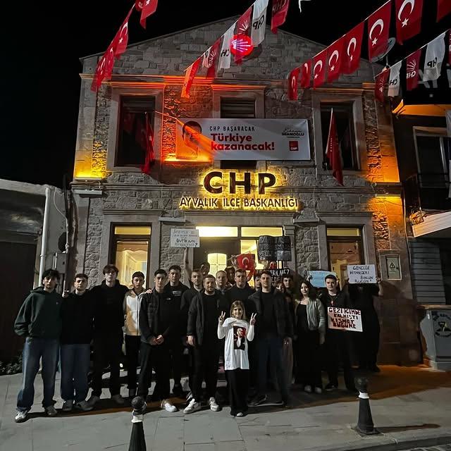 CHP'li İmamoglu'na Destek: Ayvalık Gençleri Sloganlarla Dayanışma Gösterdi