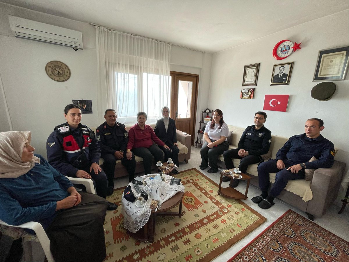 Marmara Kaymakamı Şehit Binbaşı Yıldıranın Eşiyle Ziyaret Etti