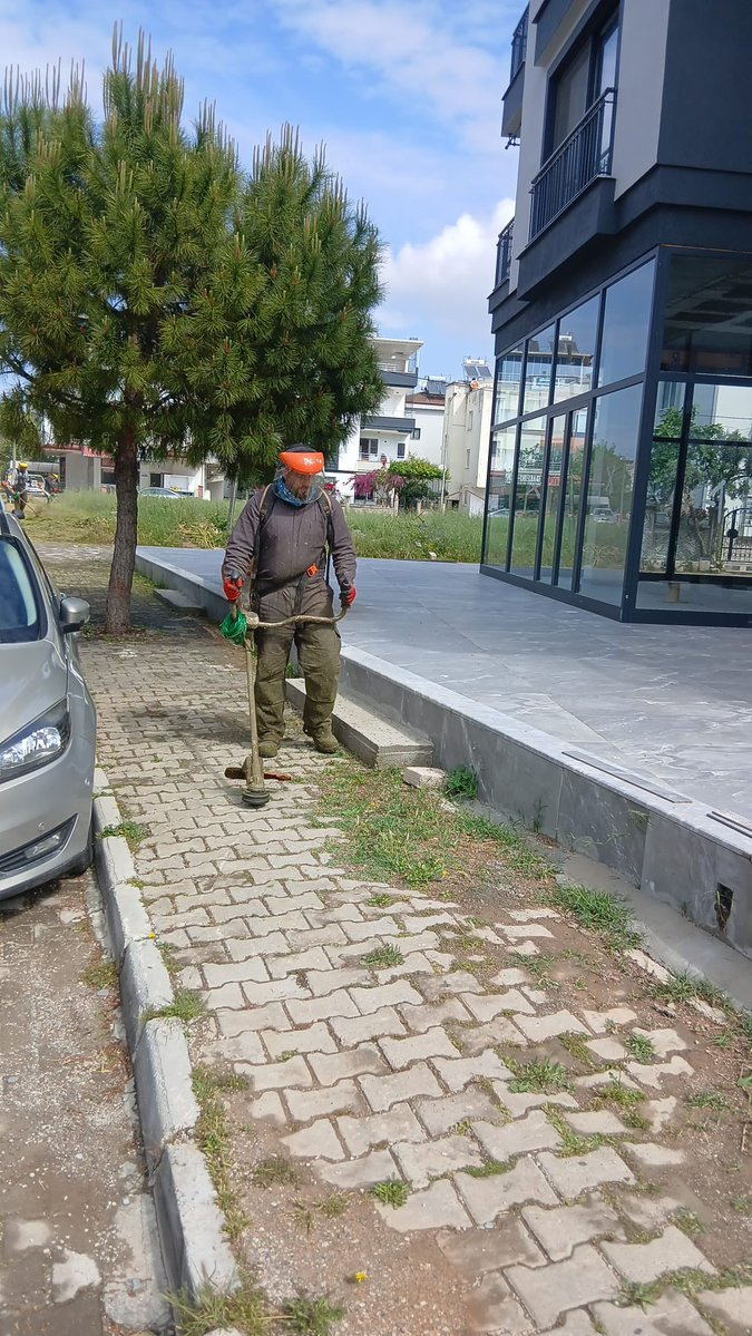 Didim Belediyesi, Yeni Mahalle'de Kaldırım Kenarlarındaki Otları Temizliyor