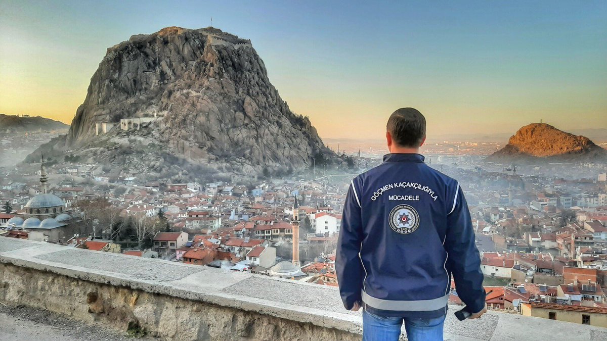 Afyonkarahisar'da Göçmen Kaçakçılığı Operasyonu: Sahte Kimliklerle Yakalanan Şüpheliler