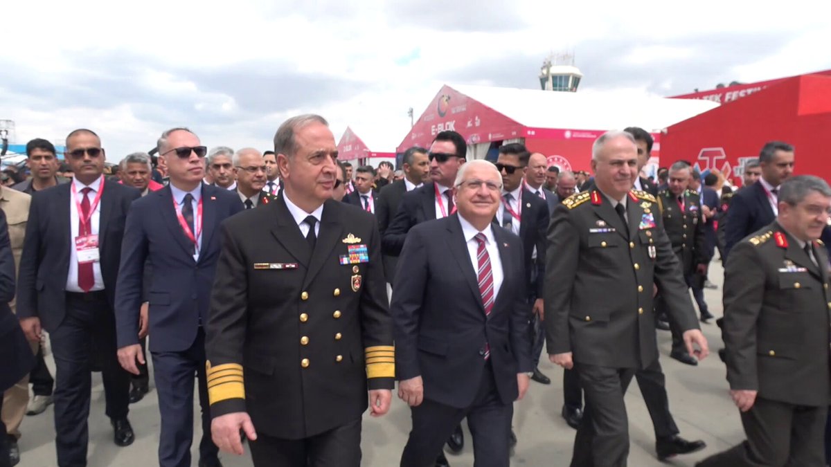 Millî Savunma Bakanı Güler Kuzey Kıbrıs'taki TEKNOFEST'i İnceledi
