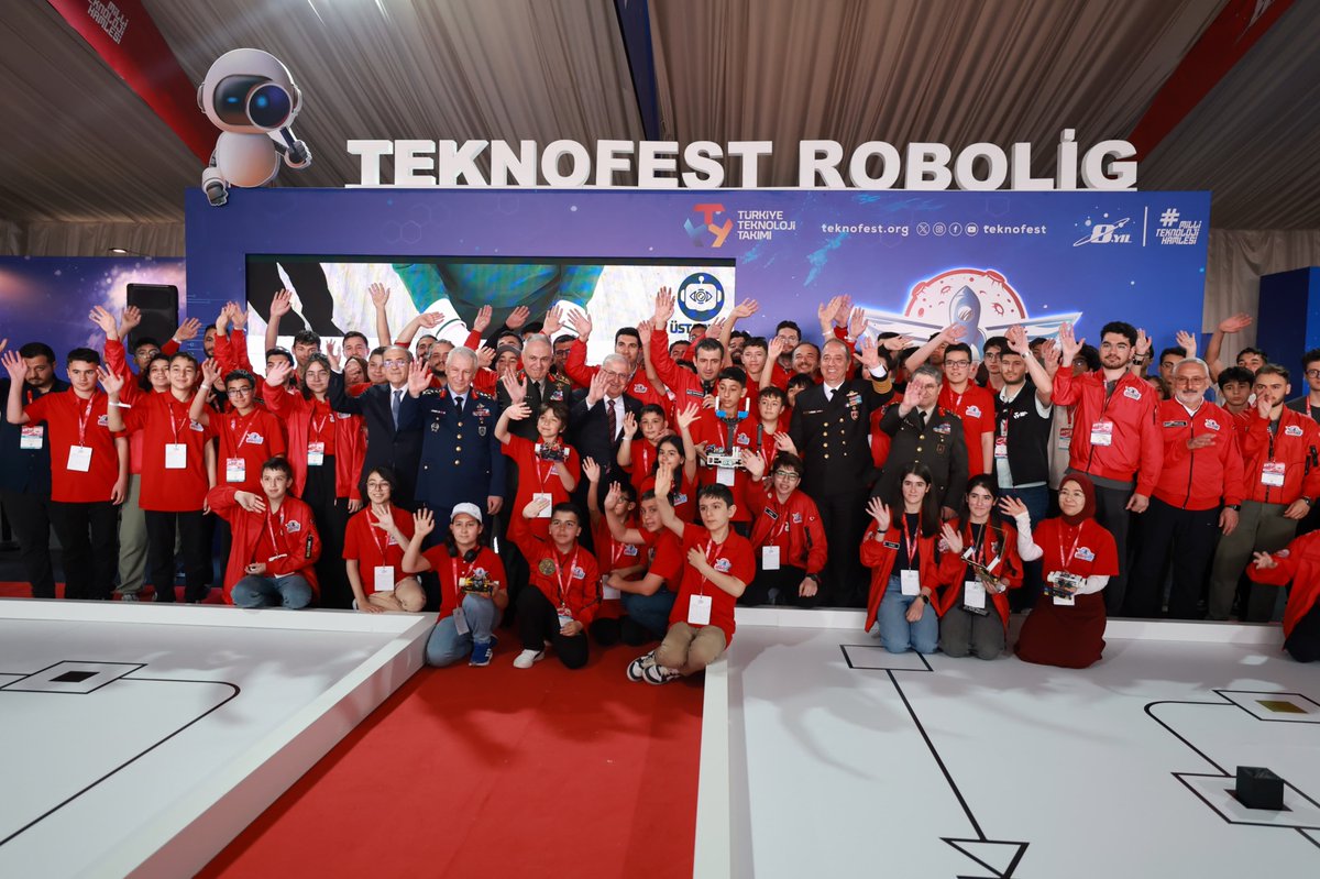 Millî Savunma Bakanı Güler, Kuzey Kıbrıs'ta TEKNOFEST'i Ziyaret Etti