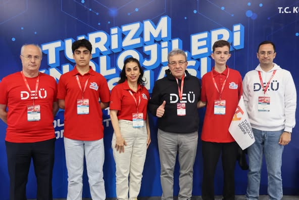 Dokuz Eylül Üniversitesi Rektörü TEKNOFEST’te Teknolojileri Tanıdı