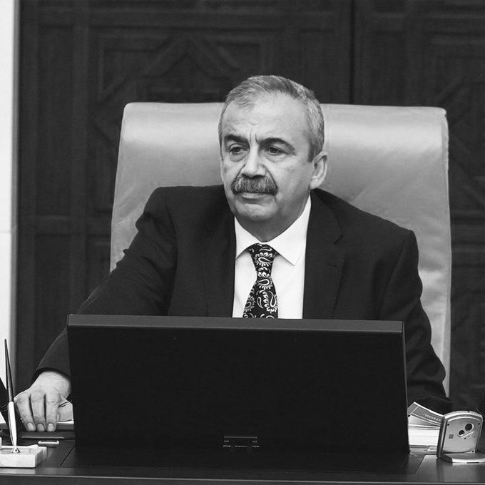 TBMM Başkanvekili Sırrı Süreyya Önder Vefat Etti, Tepkiler Geliyor