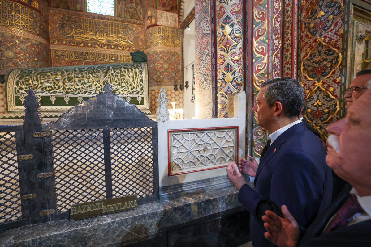 CHP Lideri Özel ve Manisa Milletvekili Başevirgen, Konya'da Mevlana Türbesini Ziyaret Etti