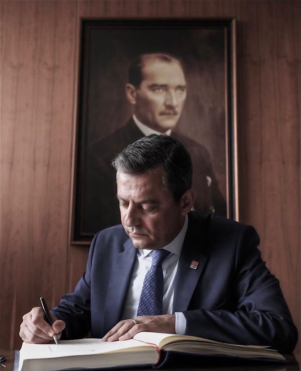 CHP Genel Başkanı Özgür Özel'e Şiddet Girişimi: Partililer Tepki Gösterdi