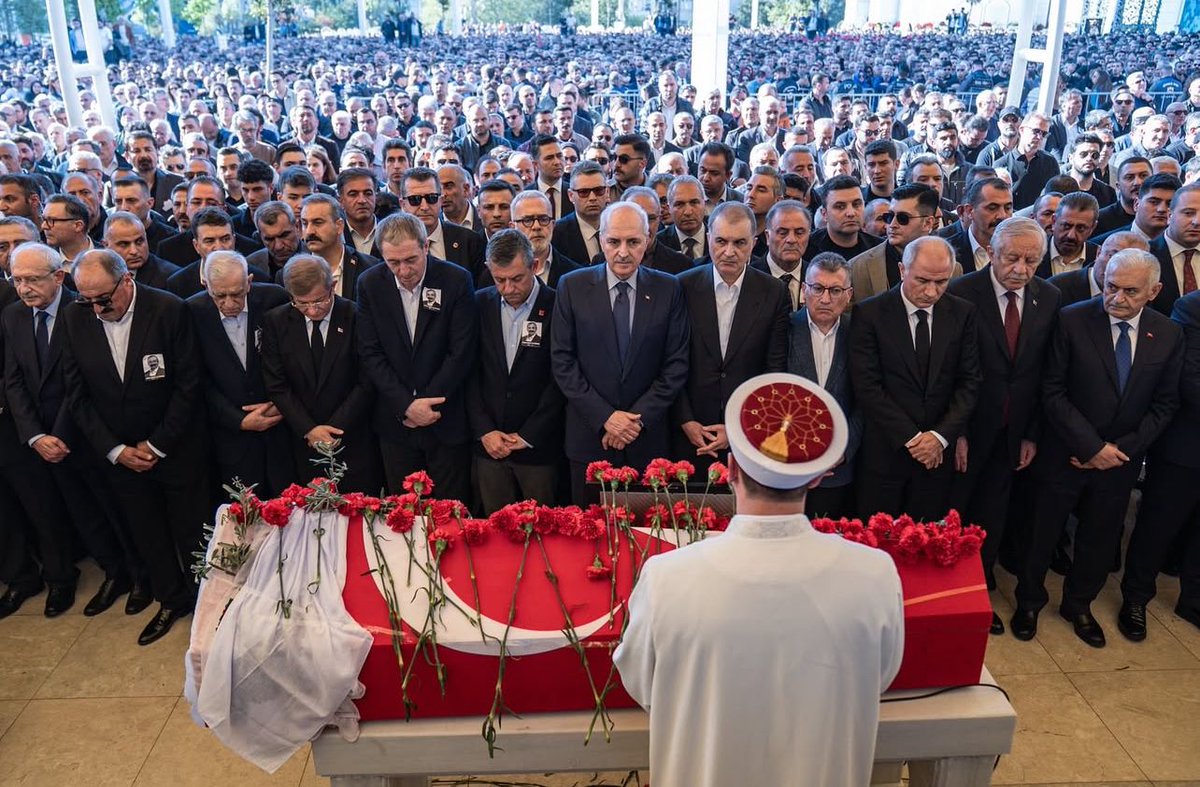 TBMM Başkanvekili Sırrı Süreyya Önder'in Cenaze Törenine Ak Parti'li Vekiller Katıldı