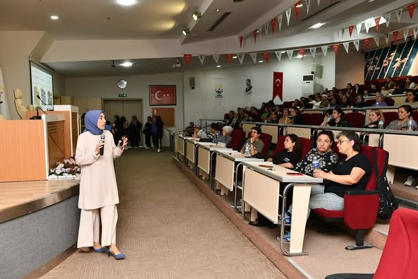 İzmir Çiğli Belediyesi, Kadınlarla Sağlıklı Kilo Verme Yöntemleri Paneli Düzenledi