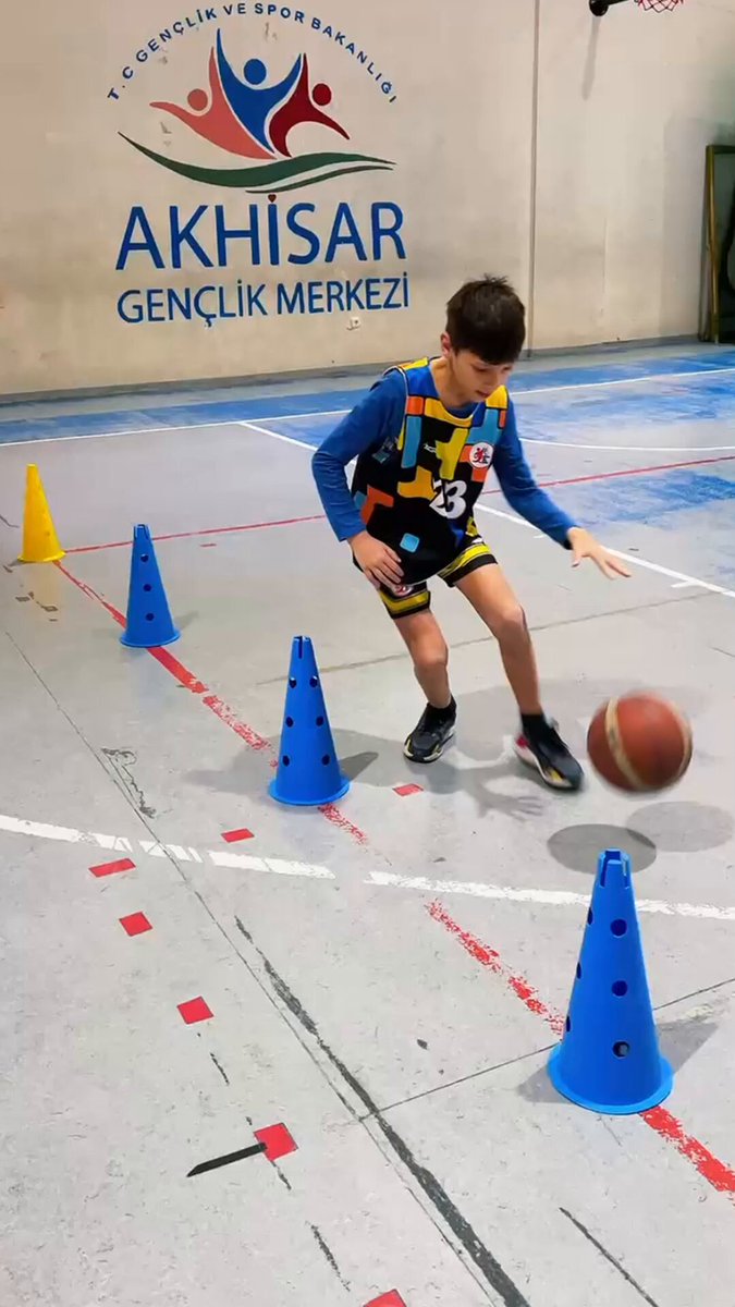 Manisa'da Basketbolcular Akhisar'da Antrenman Yapıyor