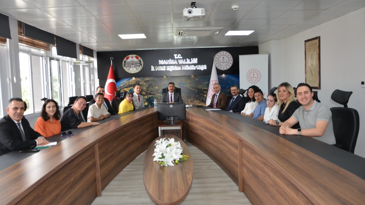 Yunusemre Özel Eğitim Uygulama Okulu Heyeti, Millî Eğitim Müdürü Uğurelli'yi Ziyaret Etti