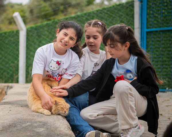 Kuşadası İlkokul Öğrencileri, Evcil Hayvan Bakım ve Rehabilitasyon Merkezi'ni Ziyaret Etti