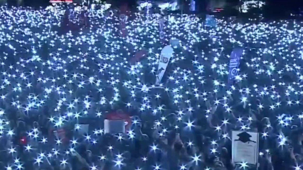 Beyazıt Meydanı'nda Demokrasiye Destek: Binlerce Kişi Buluştu