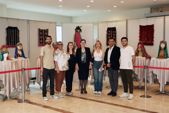 Dokuz Eylül Üniversitesi Rektör Yardımcısı, Ege Yöresi Kadın Başlıkları Sergisi'ni Ziyaret Etti