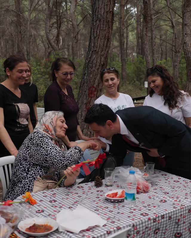 Bayraklı Belediyesi, Anneler Günü'nü Kutladı ve Kadın Kursiyerlerine Destek Sözü Verdi