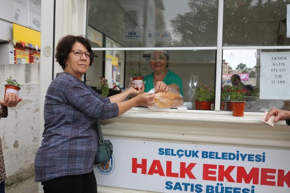 İzmir Selçuk'ta Anneler Günü Kutlaması: Halk Ekmek Büfelerinde Çiçek Sürprizi
