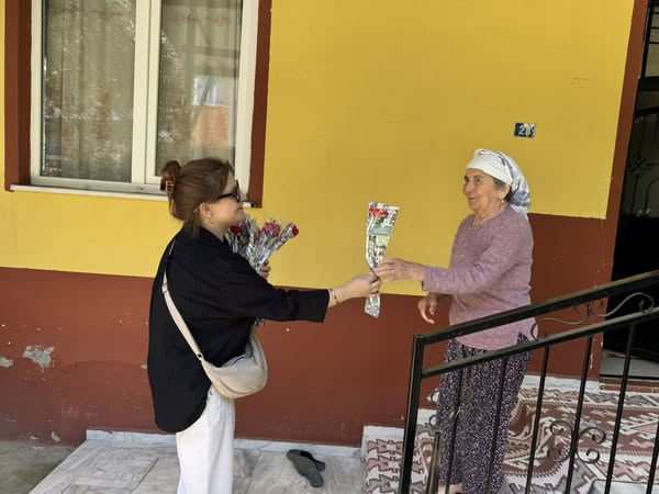 Karacasu Belediyesi, Anneler Günü'nde Anneleri Sevindirdi