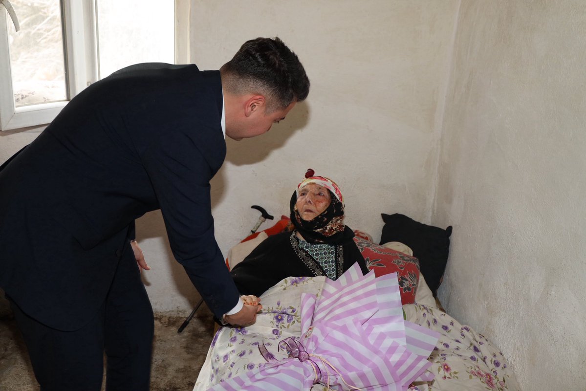 Karacasu Kaymakamı, Yaşlı Annelere Ziyaret Gerçekleştirdi