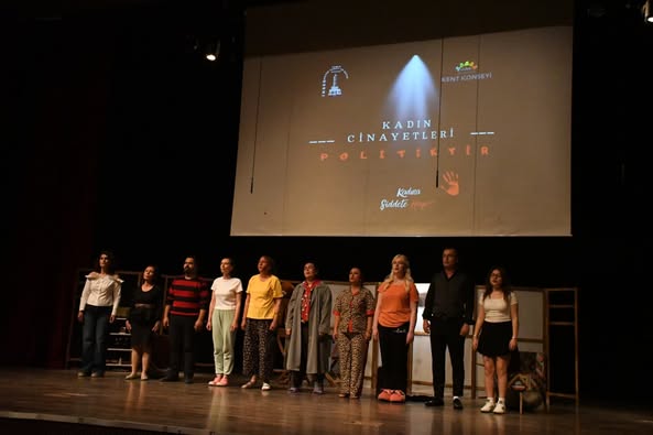 Bornova Kent Konseyi Tiyatro Ekibi, Torbalı'da 'Sığınamayanlar' Oyununu Sahneledi