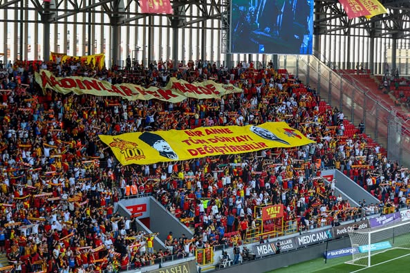 Göztepe Tribünleri Anneler Günü'ne Özel Anlamlı Pankartlarla Kutladı
