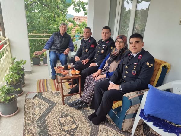İvrindi'de Anneler Günü Kutlaması: Kaymakamlık Personeli Şehit Annelerini ve Gaziler Eşlerini Ziyaret Etti