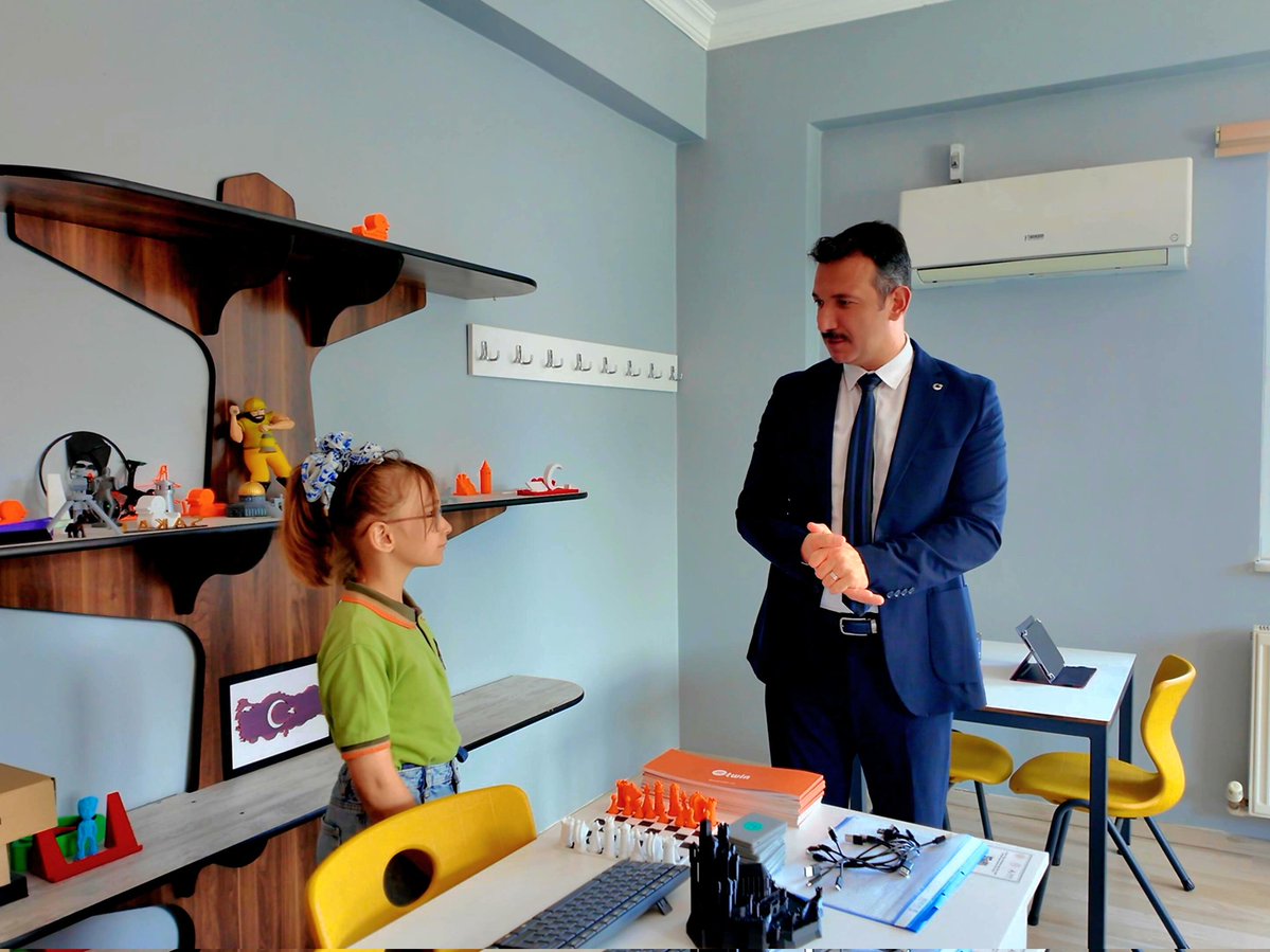 Manisa'da Öğrenci ve Öğretmeninin Tasarladığı Vakum Cihazı Sosyal Medyada Yayıldı