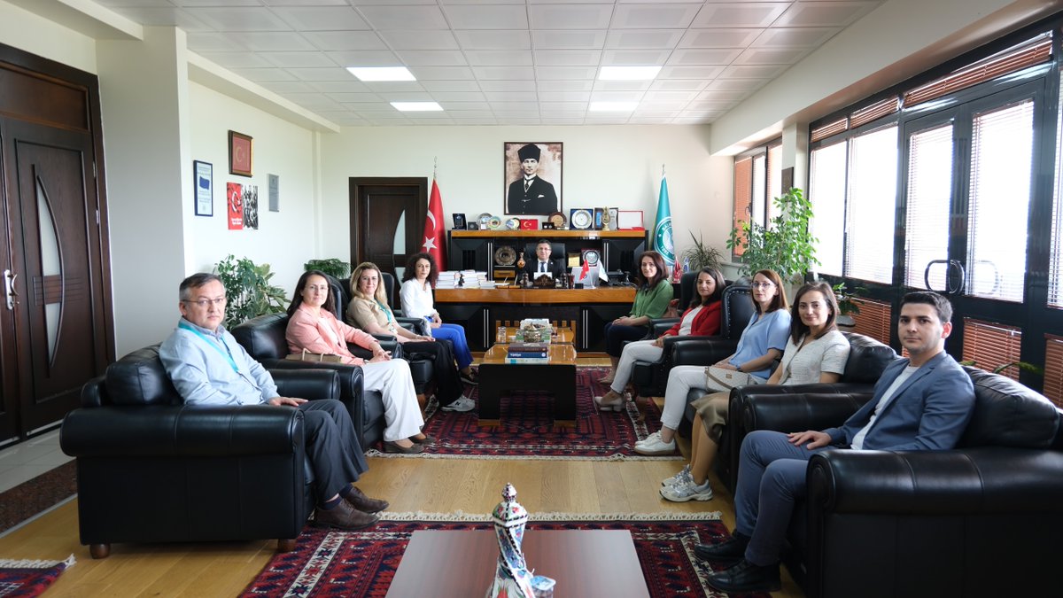 Balıkesir Üniversitesi Rektörü, Hemşireler Günü'nde Personelle Buluştu
