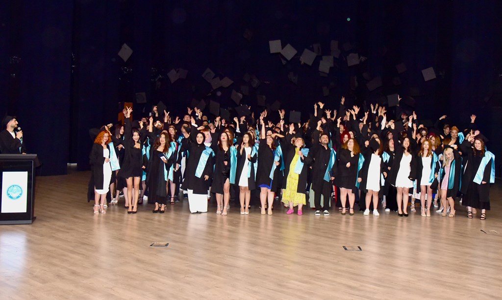 Balıkesir Üniversitesi'nden Genç Turizm Uzmanları Mezun Oldu