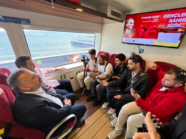 CHP İzmir Milletvekili Umut Akdoğan, İzmir'in Güzelliklerini Vapurdan İnceledi