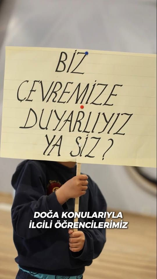 Karabağlar Belediyesi, Engelliler Haftası'nda Özel Çocuklarla Geri Dönüşüm Defilesi Düzenledi