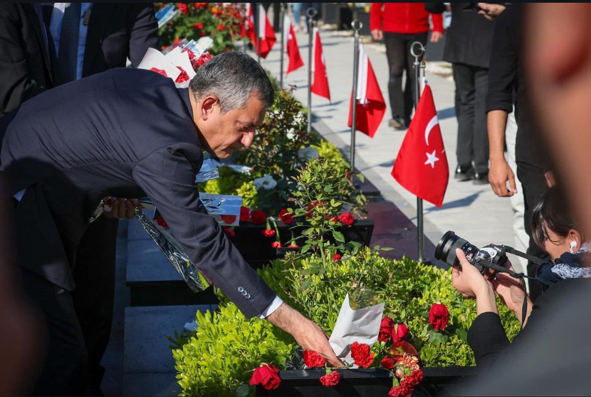 CHP, Soma Maden Şehitliği'ni Ziyaret Etti, Ailelere Başsağlığı Diledi