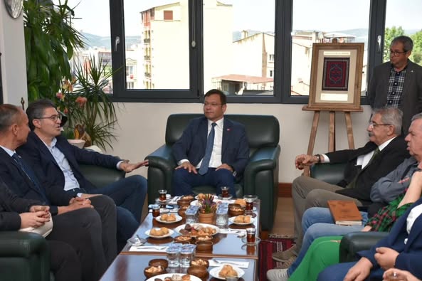 CHP'li Vekil Aytekin ve İl Başkanları Sındırgı Belediyesi'ni Ziyaret Etti