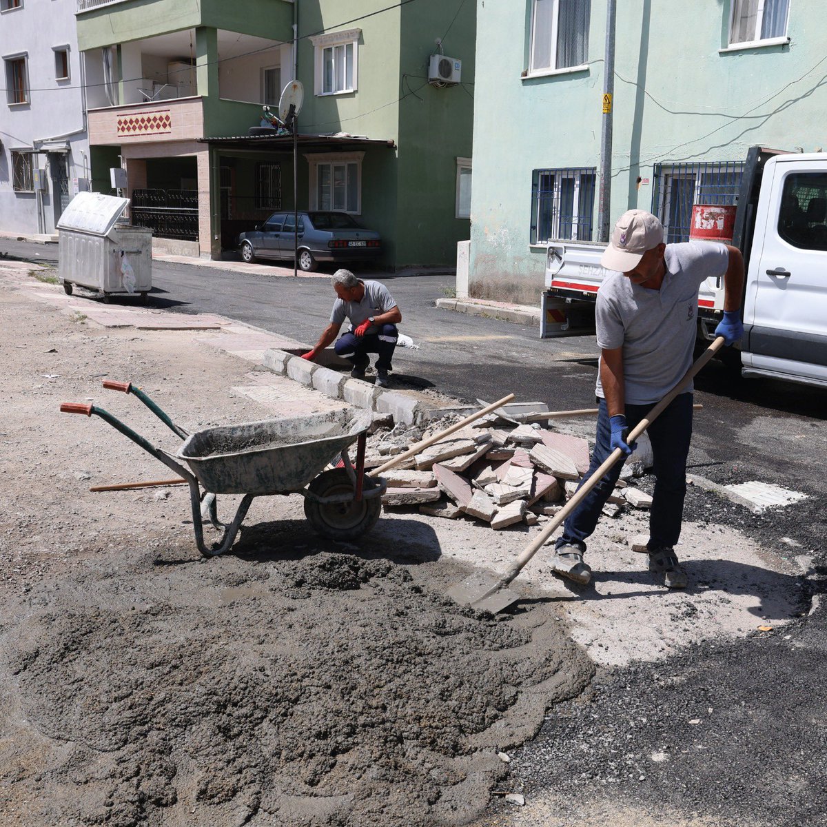 Şehzadeler Belediyesi, Yol ve Kaldırım Onarım Çalışmalarını Sürdürüyor