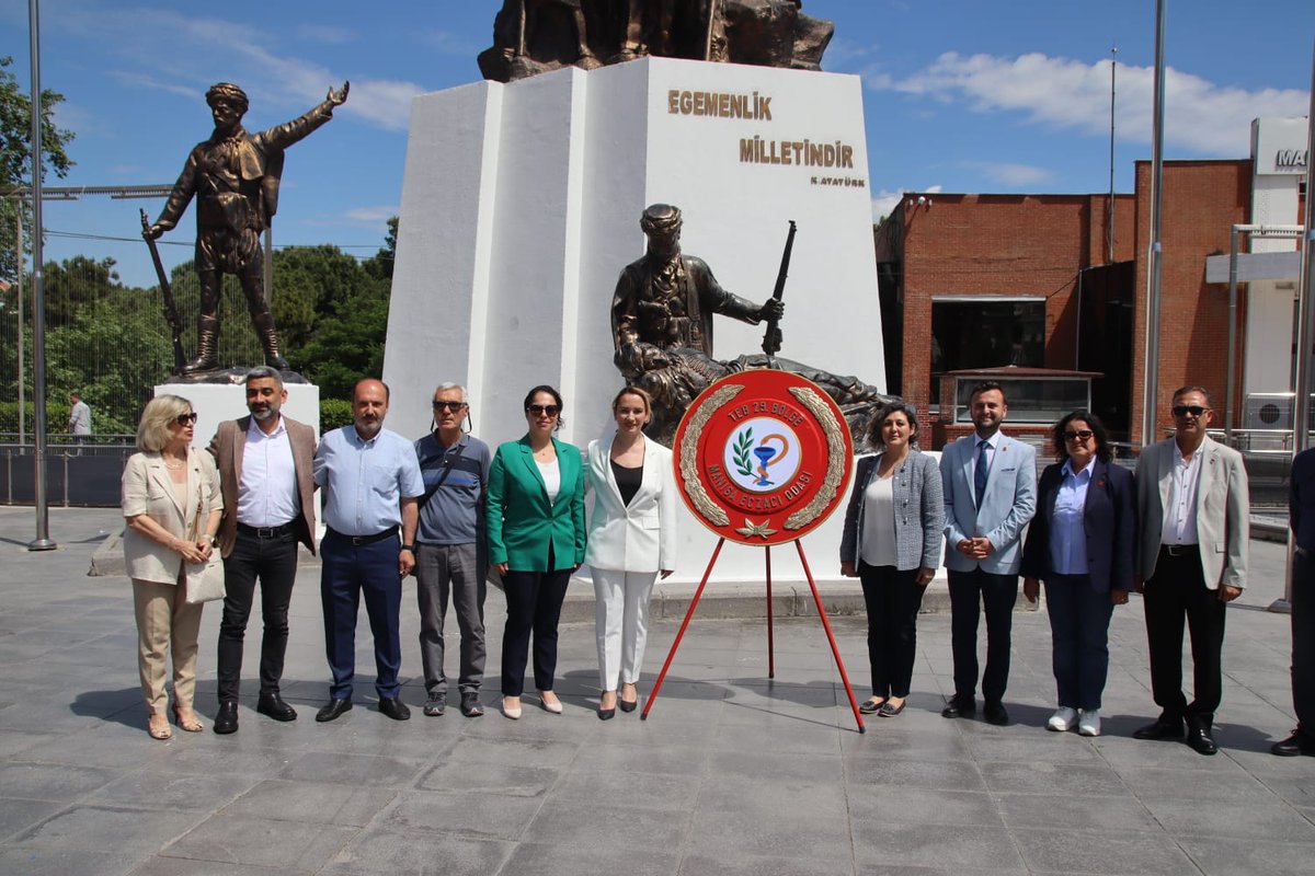 CHP Manisa, 14 Mayıs Bilimsel Eczacılık Günü'nde Çelenk Sundu