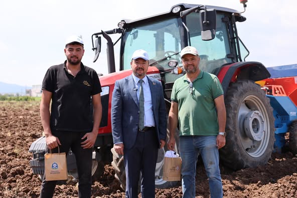 Sandıklı Belediye Başkanı, Çiftçiler Günü'nde Tarlalarda Çiftçilerle Buluştu