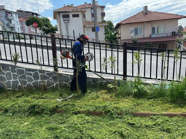 Dursunbey Belediyesi Park ve Yeşil Alanlarda Temizlik Çalışmalarını Sürdürüyor