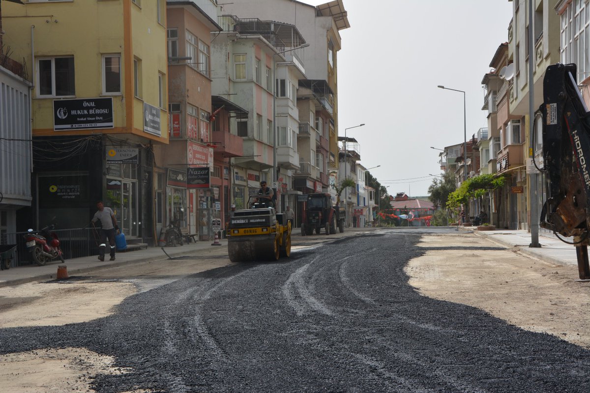 Demirci'de Geçici Sıcak Asfalt Çalışmaları Devam Ediyor