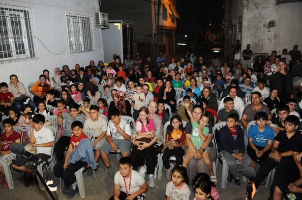 İzmir Büyükşehir Belediyesi Köy Tiyatroları, Latife Hanım Mahallesi'nde Tiyatro Gösterisi Düzenledi