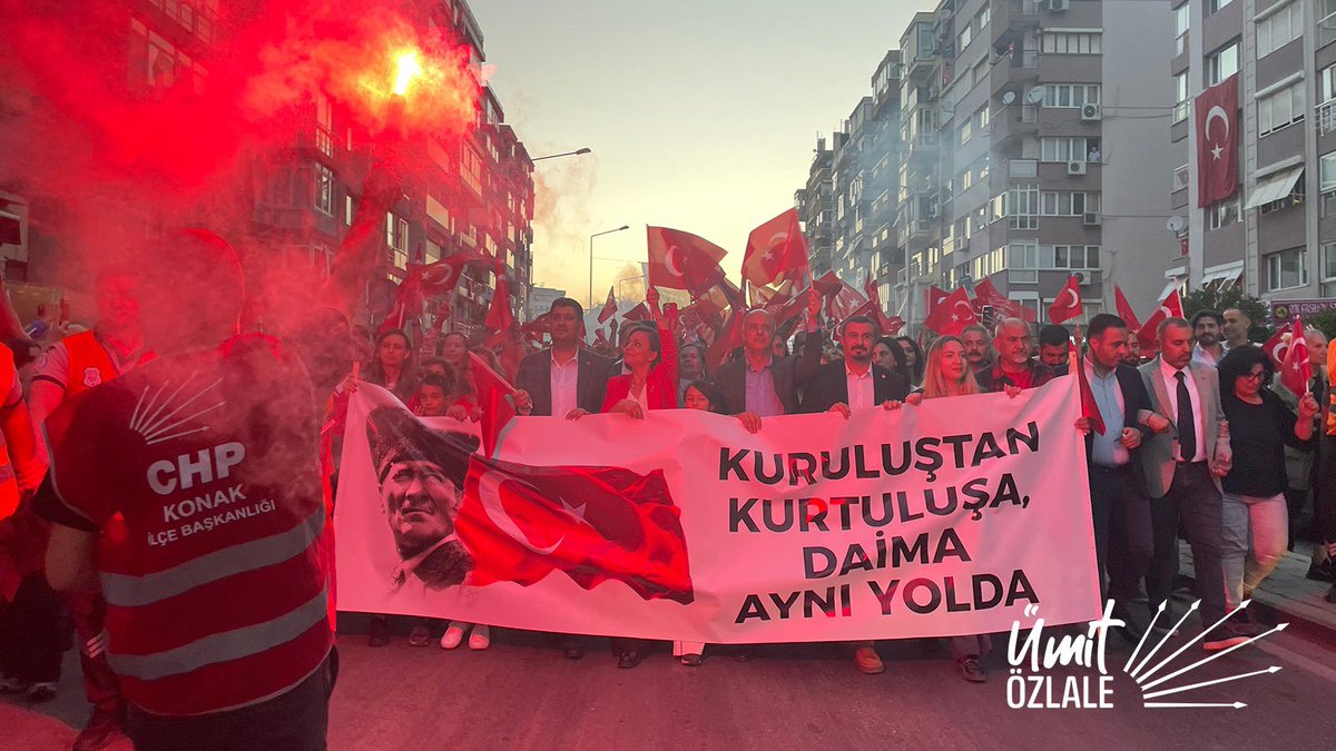 Karabağlar'da İyi Parti Etkinliği: Bayraklar Dalgalandı, Marşlar Söylendi