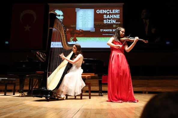 İzmir'de Genç Müzisyenler Atatürk'ü Anma Konseriyle Sahne Aldı