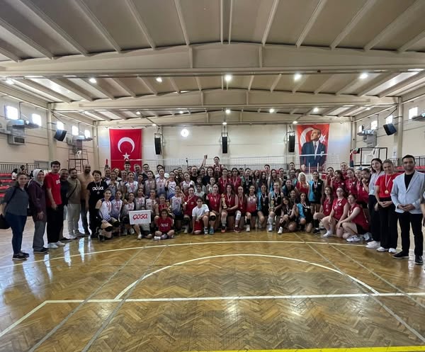 Çiğli Belediyesi'nin Voleybol Turnuvası Gençleri Bir Araya Getirdi