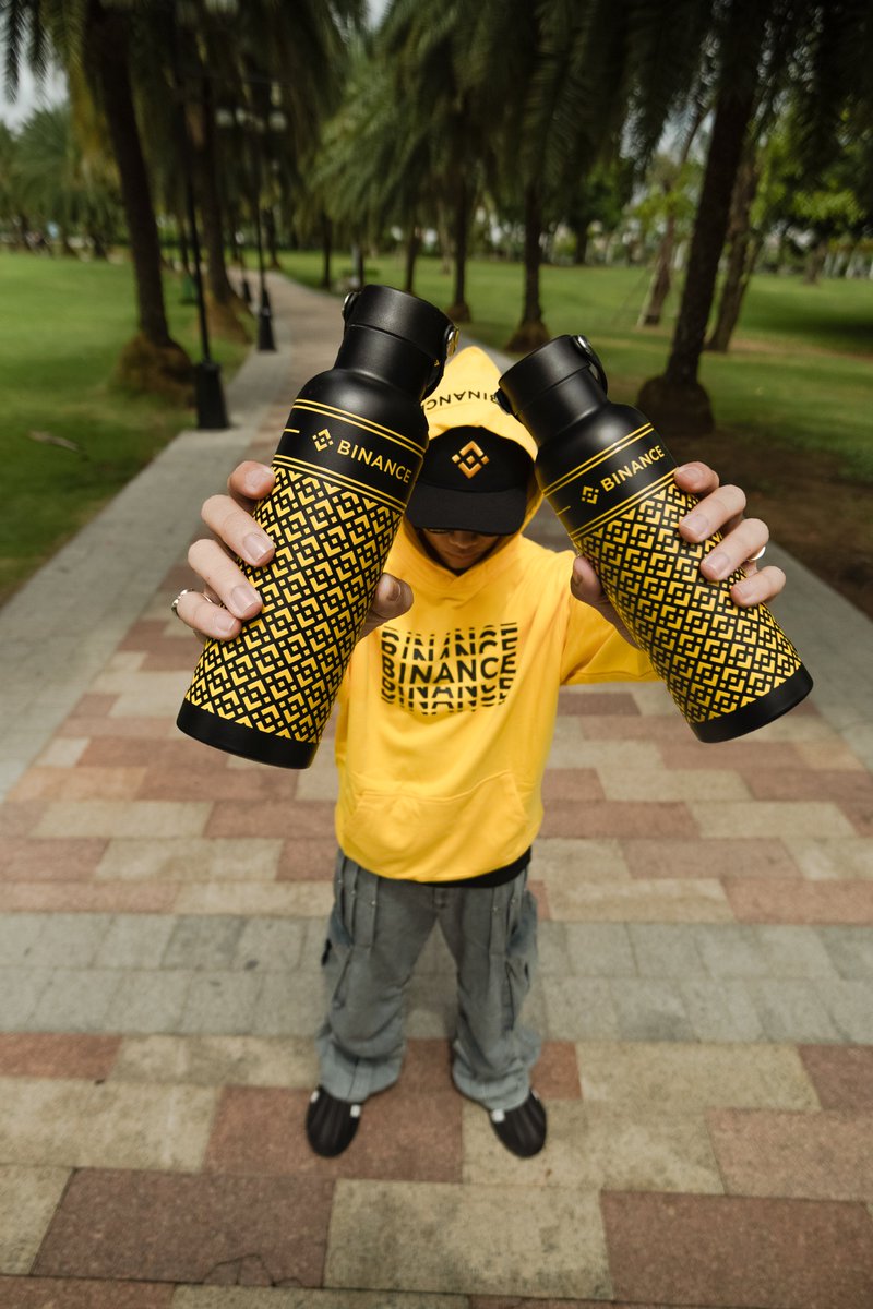 Binance Çalışanlarının Kimliklerini Gösteren 