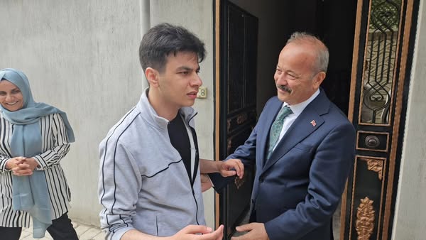 MHP Milletvekili Taytak, Otizmli Müzik Yeteneği Samet Ege Yürekli'yi Ziyaret Etti