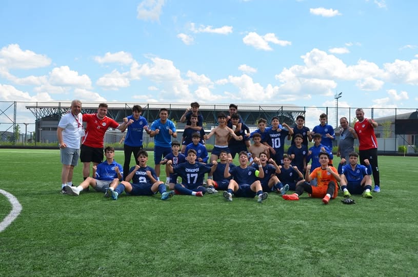İzmirspor U15 Takımı 1. Kademeyi Şampiyon Tamamladı