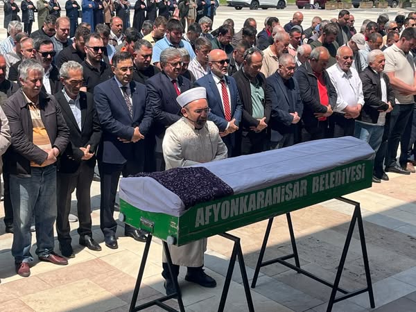AK Parti Afyonkarahisar İl Başkanı Şahin, ESOB Başkanı Üstün'ün Kayınvalidesinin Cenaze Namazına Katıldı